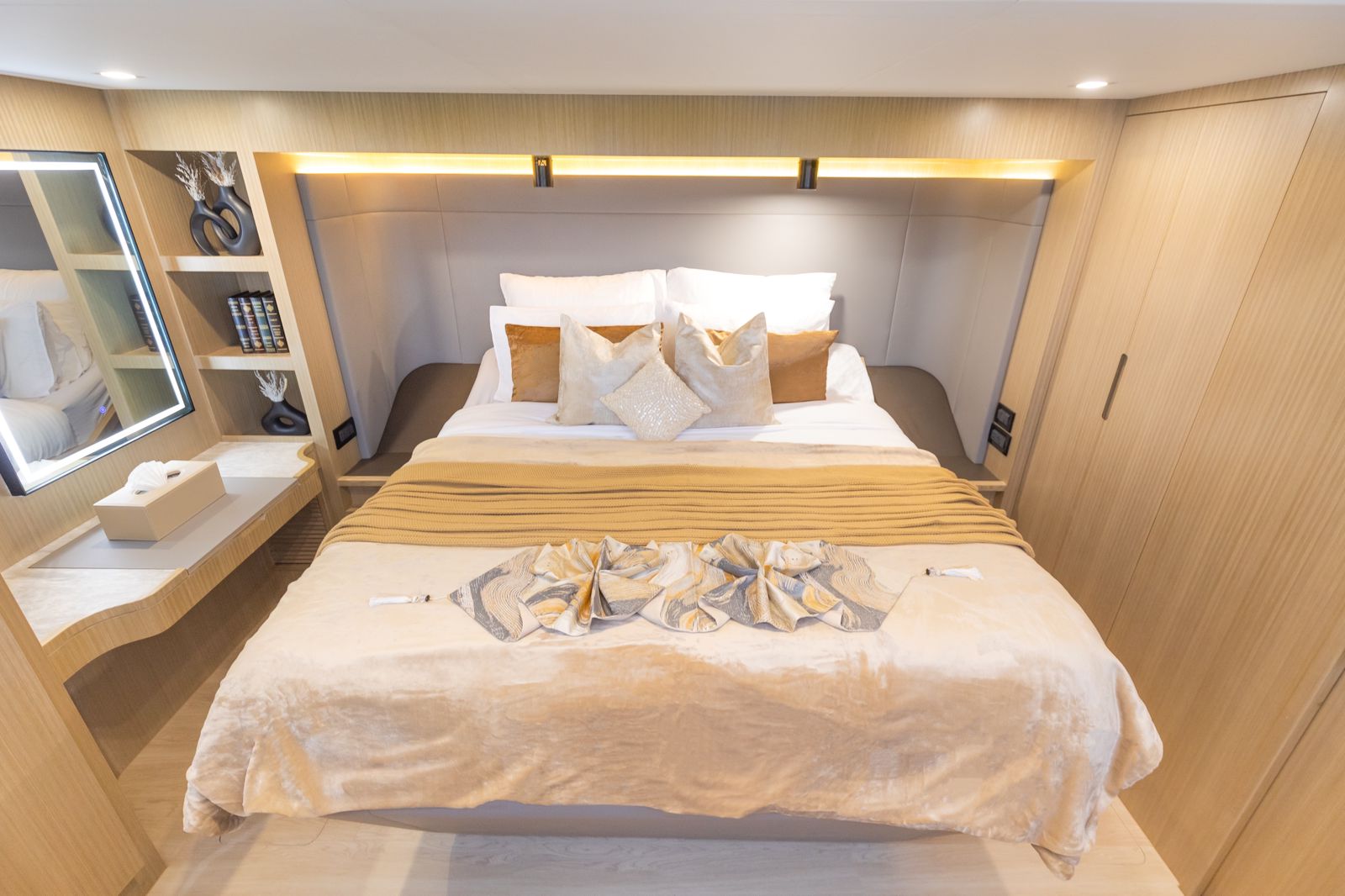 again feet62_3-DxqkjyGb