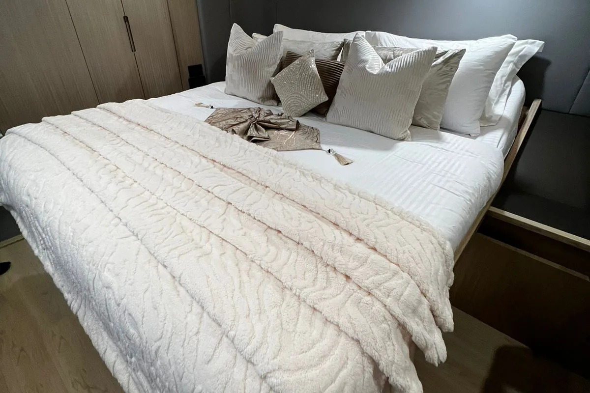 again feet62_6-BxV5O4v0